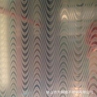 廠家供應(yīng)304不銹鋼水紋壓花 木紋壓花 酒店商場(chǎng)KTV裝飾板定制