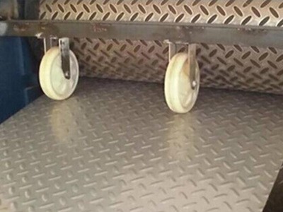 廠家直銷 304不銹鋼花紋板防滑現(xiàn)貨不銹鋼花紋板耐腐蝕不生銹