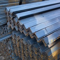 長條等邊角鋼建筑鋼材工程建筑倉庫用料角鋼大量貨源等邊角鋼銷售