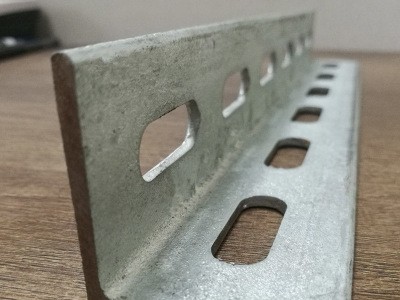 鍍鋅熱軋萬(wàn)能角鋼 鍍鋅角鐵 唐鋼盛財(cái)三角鐵定制加工沖孔拉彎切割