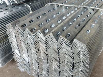 Q235B熱軋等邊角鋼 定制熱鍍鋅角鐵沖孔 萬(wàn)能角鋼 三角鐵現(xiàn)貨齊全