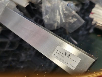 現貨SUS304拉絲不銹鋼方管 32*32足厚1.0細紋直絲裝飾不銹鋼方通