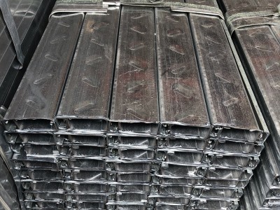 佛山廠家批發鍍鋅c型槽屋頂檁條熱鍍鋅C型鋼100*35鋼構廠房Z型鋼