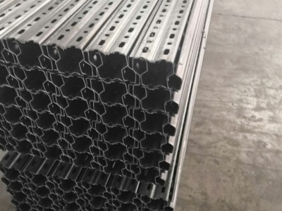 供應(yīng)貨架立柱重型通廊式倉儲可配送現(xiàn)貨q235菱形孔葫蘆孔立柱