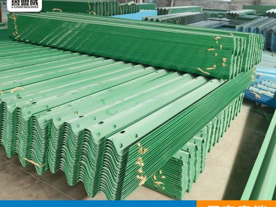 現(xiàn)貨供應(yīng)高速護(hù)欄板 廠家批發(fā)噴塑立柱鍍鋅噴塑立柱