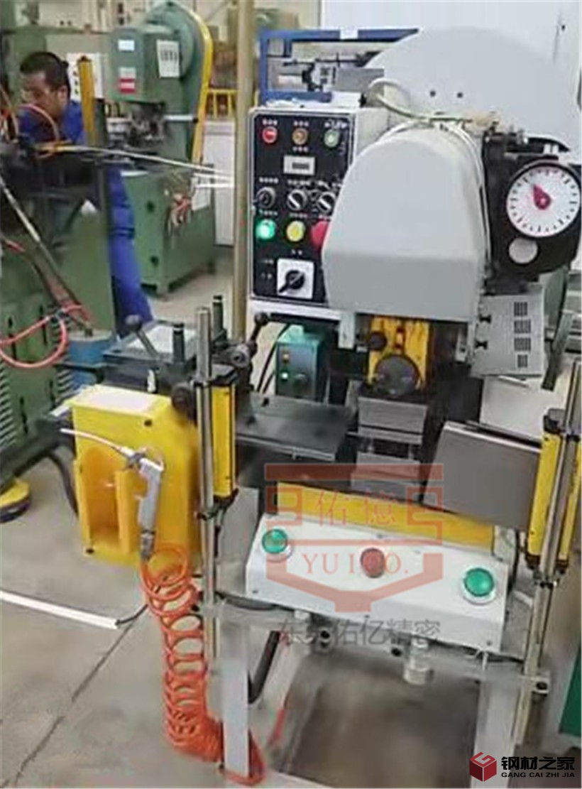 5噸氣壓式沖床配NC送料機 (2)