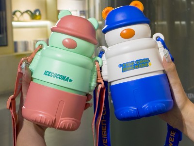 新款316網紅高顏值便攜卡通防摔背帶兒童學生真空吸管水杯保溫杯